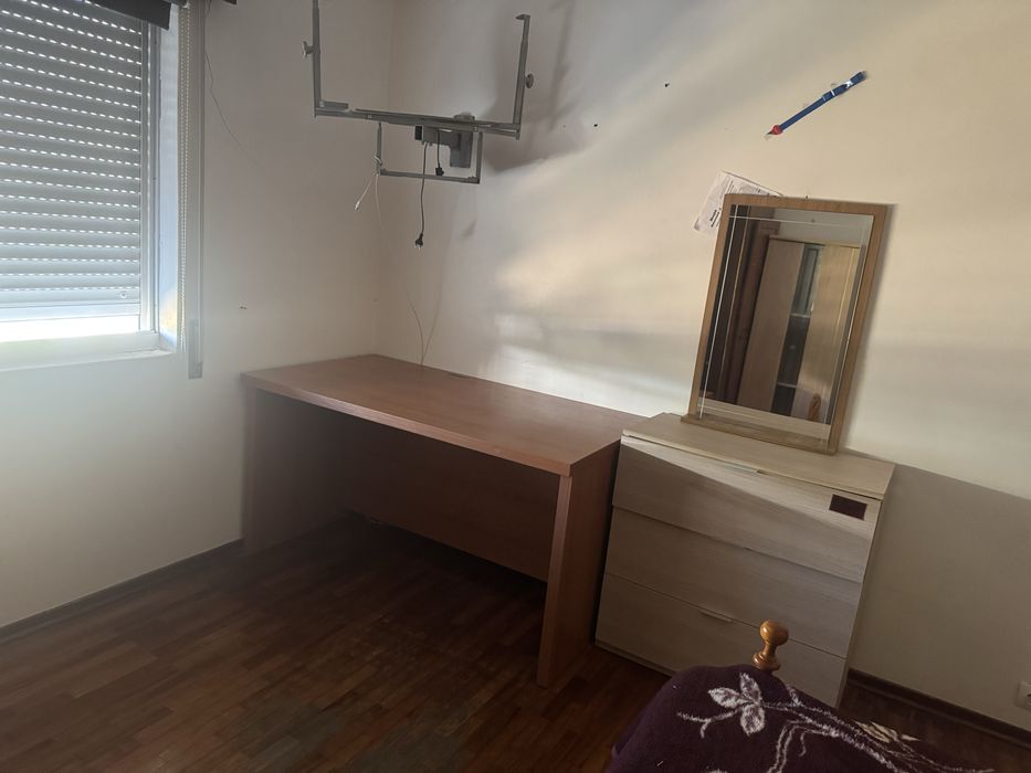 Quarto grande com cama de casal