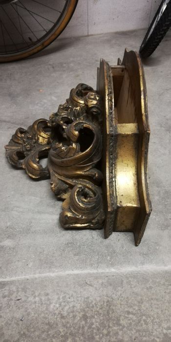 Misula/Pianha Dourada em madeira com gaveta.