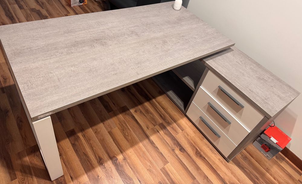 Narożne biurko nowoczesny styl