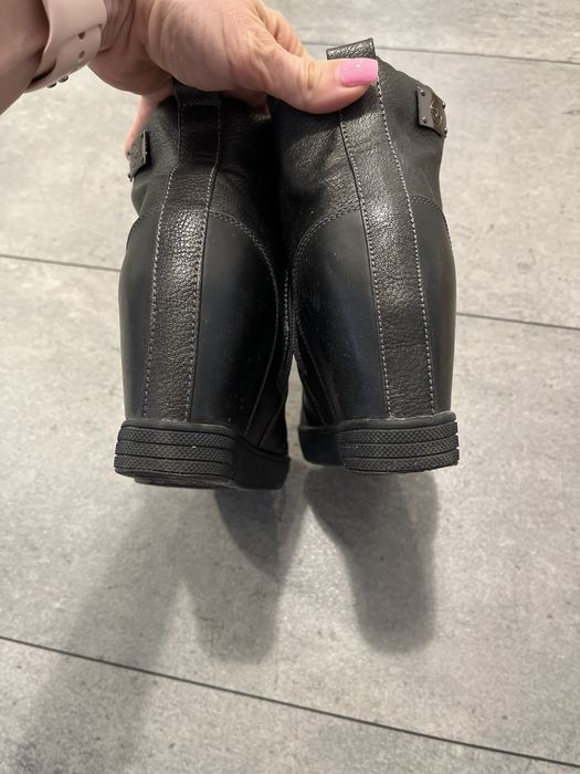 Wysokie botki sznurowane na koturnie