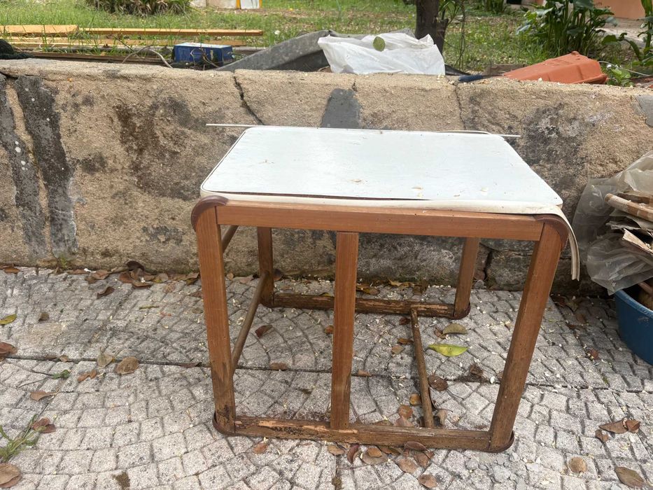 mesa em madeira com tampo branco