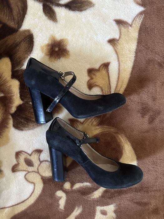 Продам замшеві чорні туфлі на підборах