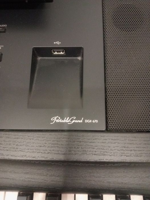 Yamaha DGX 670 88 teclas