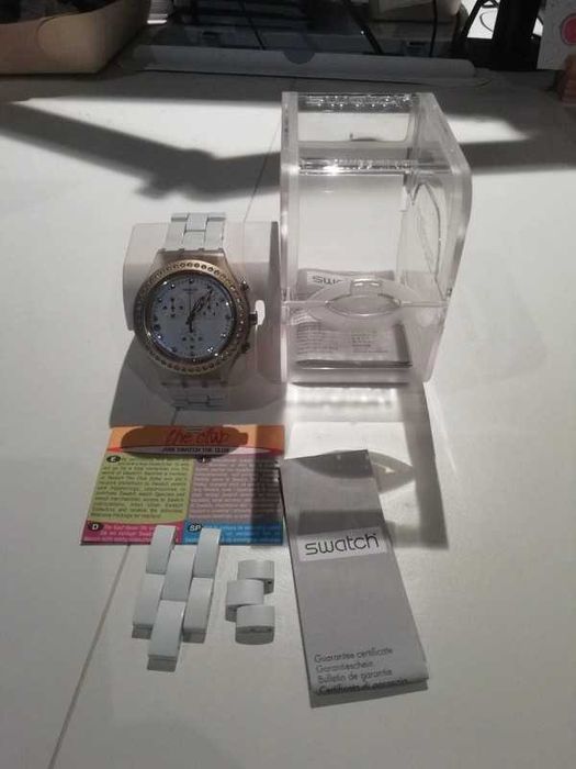 Relógio Swatch Branco e mostrador Dourado