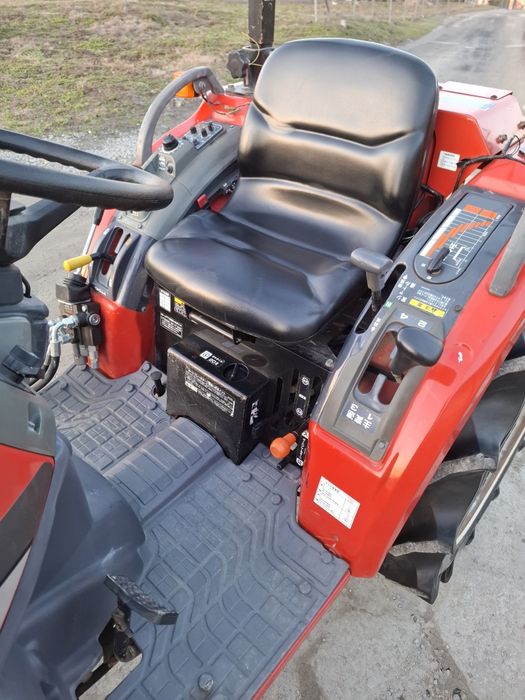 Traktorek japoński 4x4 Mitsubishi MT 201 z pługiem do śniegu  rewers