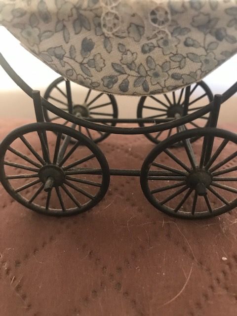 Miniatura de carrinho Bebé antigo