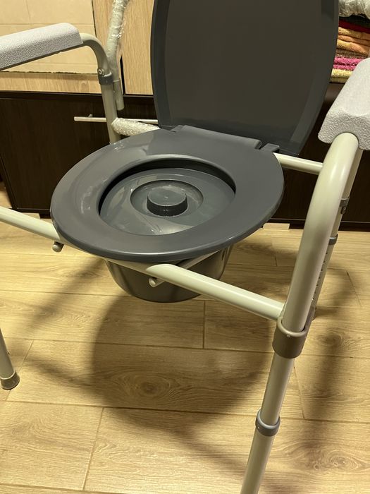 Крісло туалет-санітарне, для людей з інвалідністю, або похилого віку