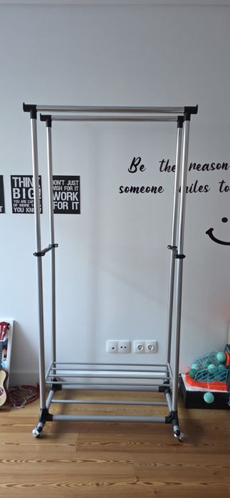 Charriot para roupas e arrumação