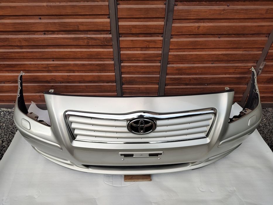 Бампер комплектний Toyota Avensis T_25 03-06р.