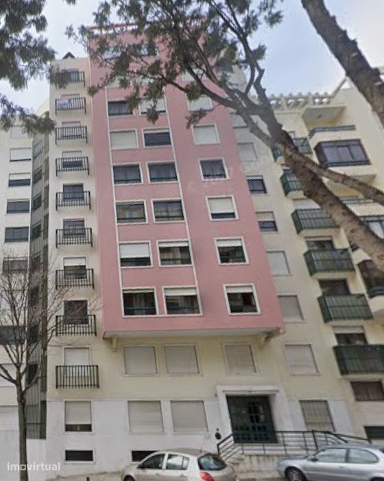 Apartamento T4 com varanda em Massamá