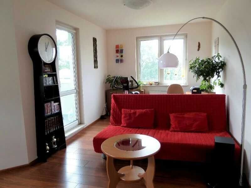2-pokojowe mieszkanie 51 m2, dwa garaże, komórka, piwnica, balkon.