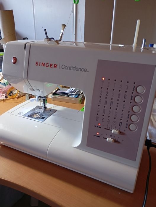 Máquina de costura Singer Confidance 7463