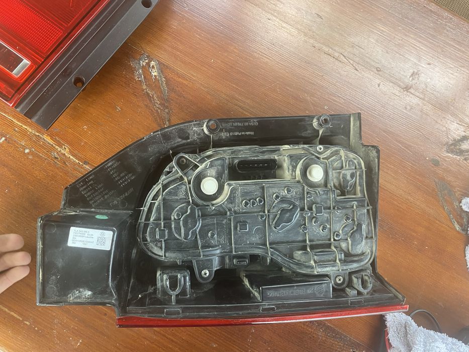 Продам два різних стопа на volswagen T6 лівий та правий