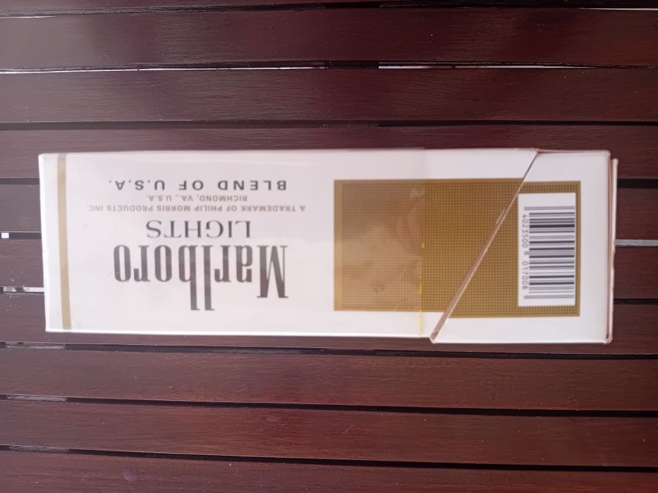 Caixa/maço tabaco de grandes dimensões, Marlboro Lights, anos 90, dimensões: 18,5cm altura 12,5cm largura 6cm fundo, em excelentes condições.