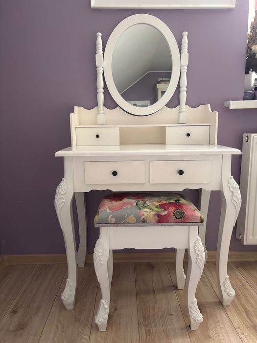 Toaletka z lustrem i taboretem