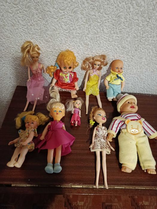 Ляльки, м'які іграшки