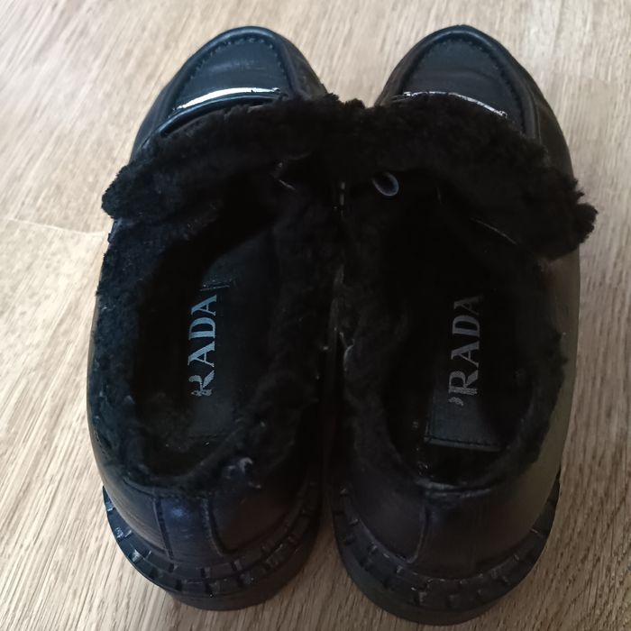 Жіночі лофери Prada з хутром