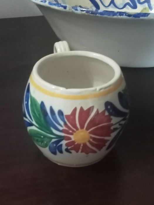 Bacia/ saladeira e pequena caneca em faiança