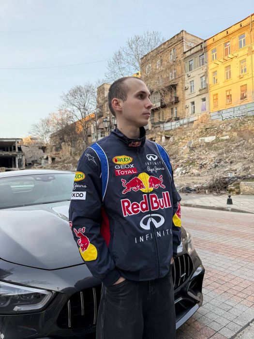 Вітрівка Redbull