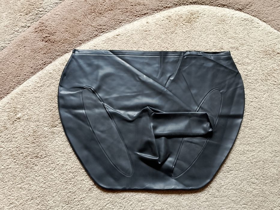 Latexowe majtki męskie z miejscem na. ..