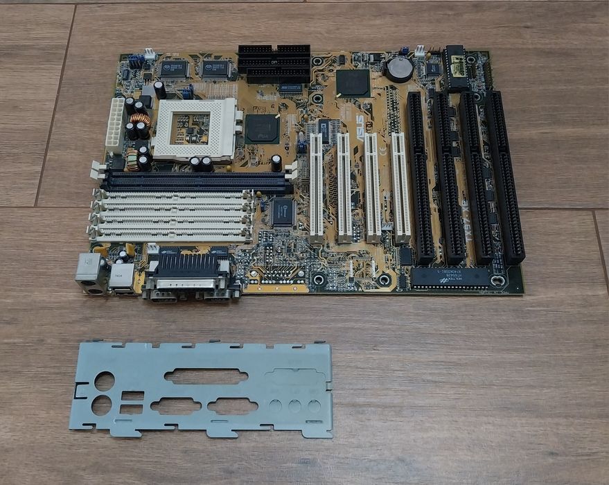 Motherboard antiga Asus TX97-XE para socket 7