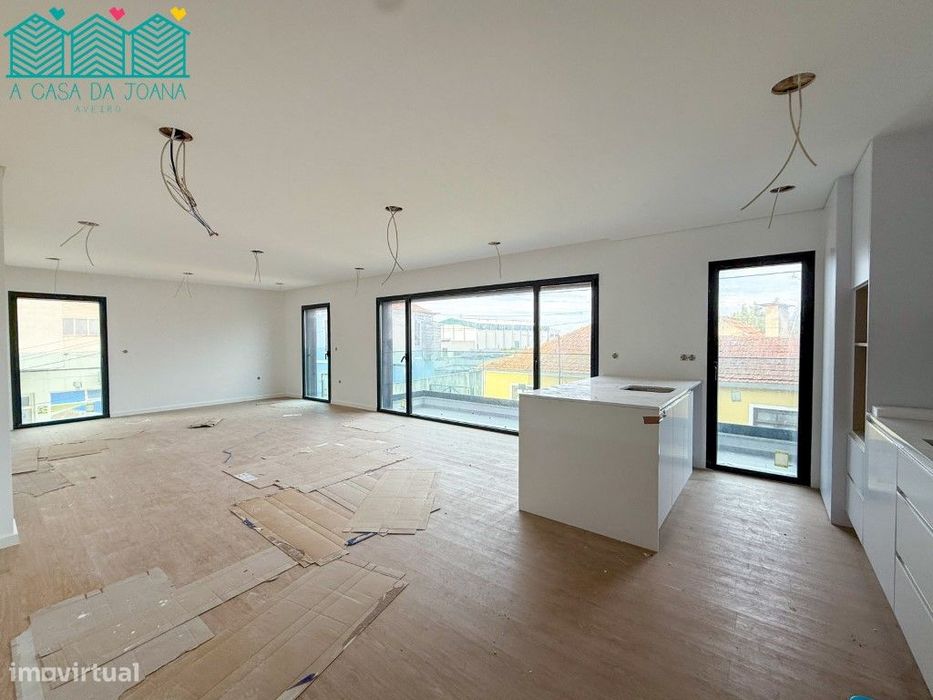 Apartamento T3 com Lugares de Garagem em Esgueira