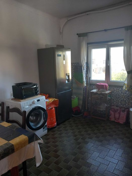 Quarto Amplo Individual em Almada em Vale Fetal