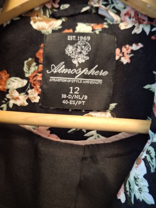 Czarna w kwiaty marynarka narzutka płaszczyk