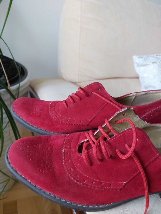 Zamszowe czerwone buty