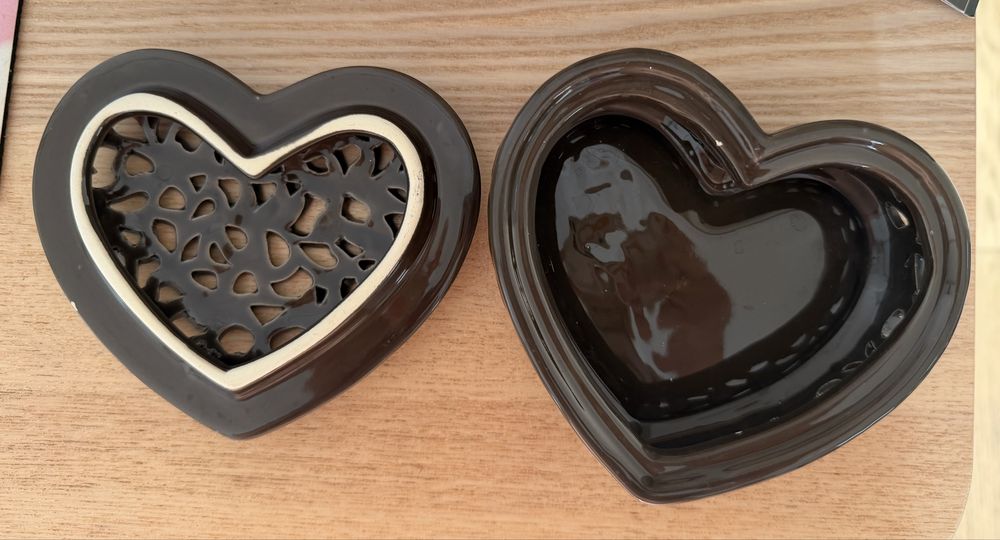 Ceramiczna szkatułka w kształcie ażurowego serca.