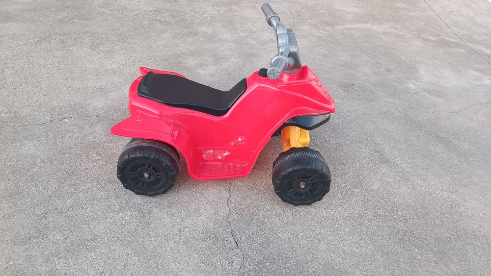 Quadriciclo com bateria de 12V