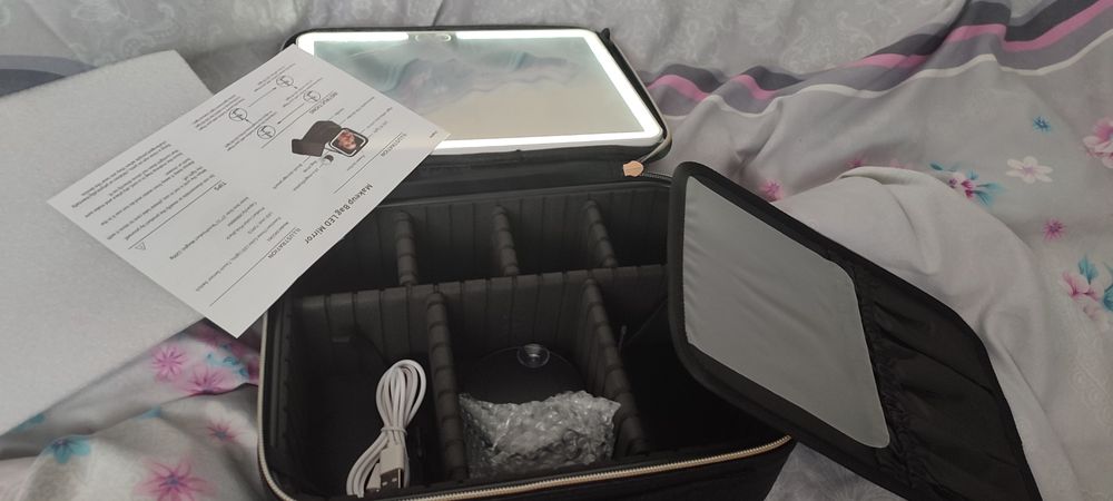 Kuferek z lusterkiem LED nowym