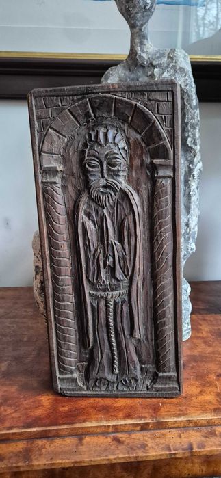 Drewniana antyczna płaskorzeźba zakonnika świętego gotyk relief