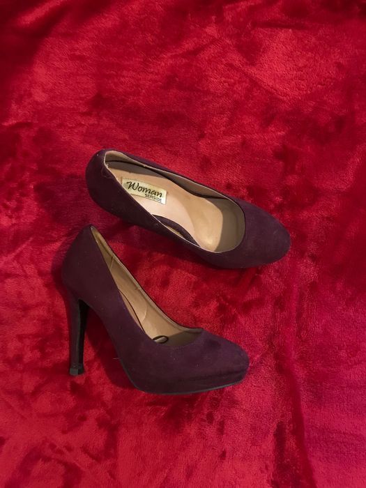 Sapatos femininos a venda