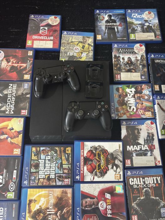 Ps 4 1T a funcionar perfeitamente com 19 jogos incluidos, dois comandos e suporte para comandos