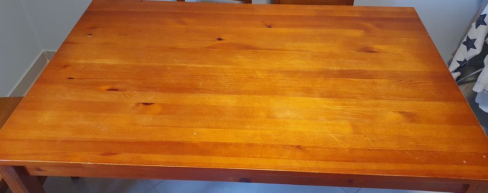 Mesa de cozinha em madeira