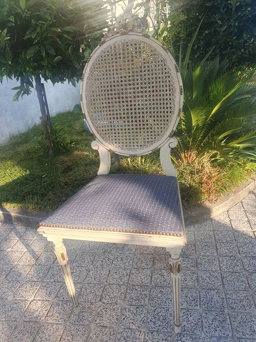 Cadeira antiga em madeira