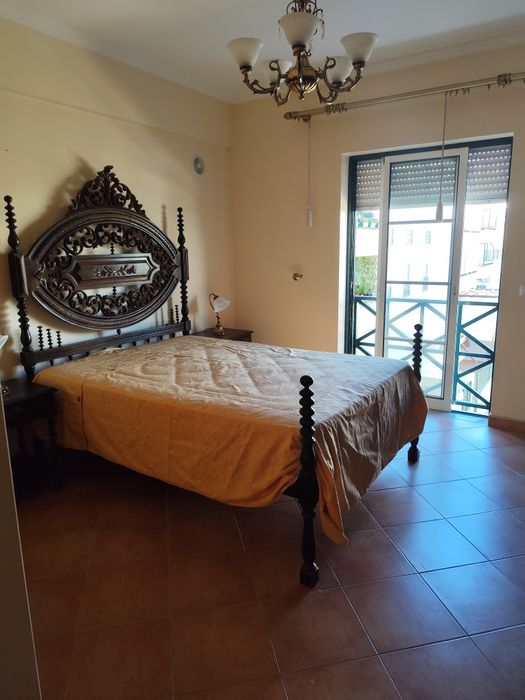 Cama com duas mesas de cabeceira