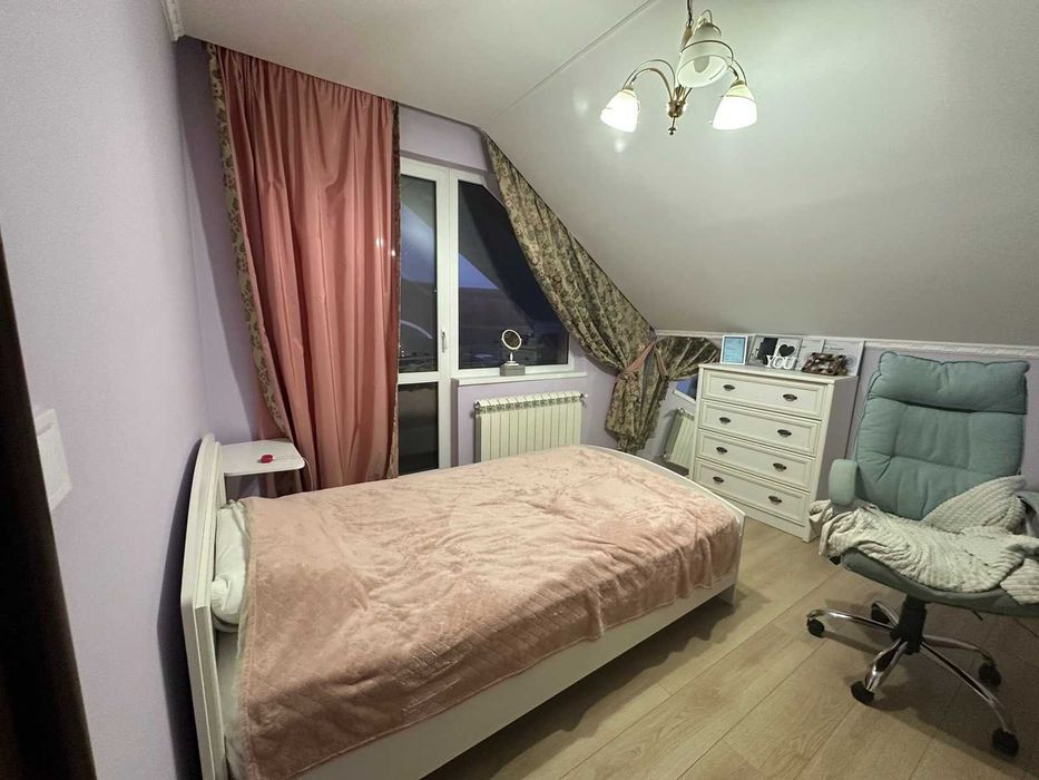 Продається сучасний 1,5-рівневий будинок у с. Барвінок