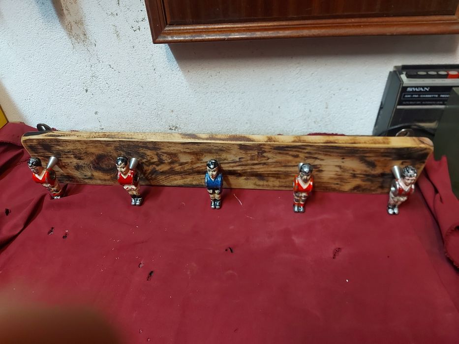 Cabide de parede com matraquilhos