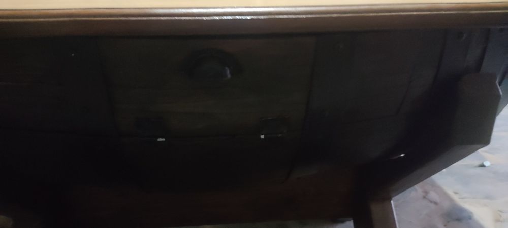 Mesa rústica feita de pipo