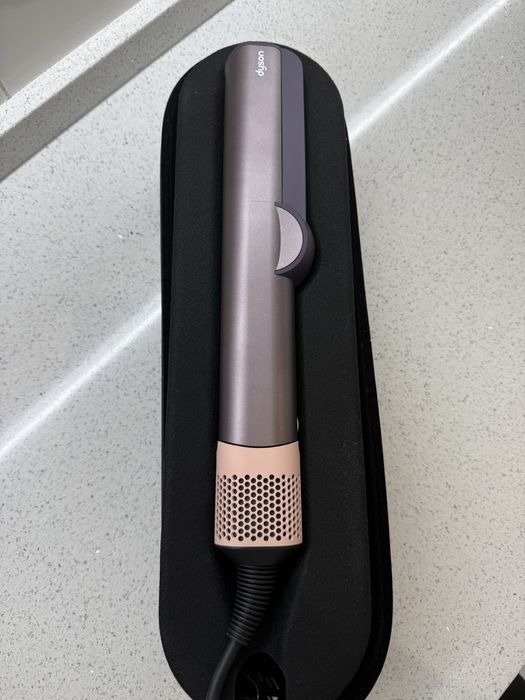 Продам dyson утюжок фен( airstrait)