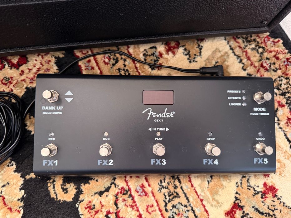 Fender Mustang GTX50 + Fender GTX-7 Footswitch + Capa