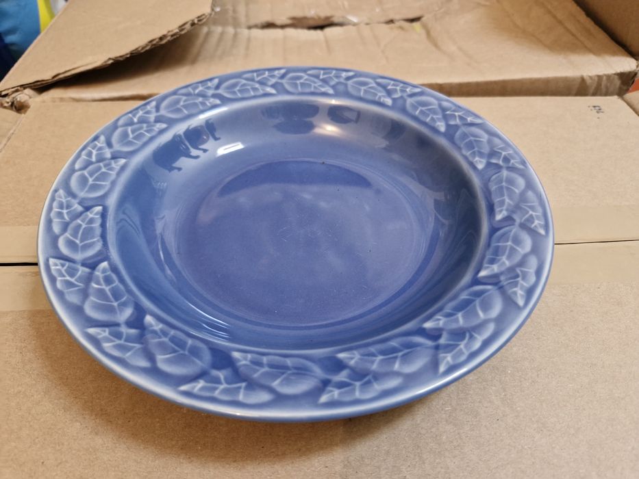 Conjunto de pratos e chávenas de cerâmica francesa em 2a mão