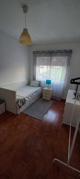 Aluga-se quarto em Massamá (SEM CAUÇÃO)