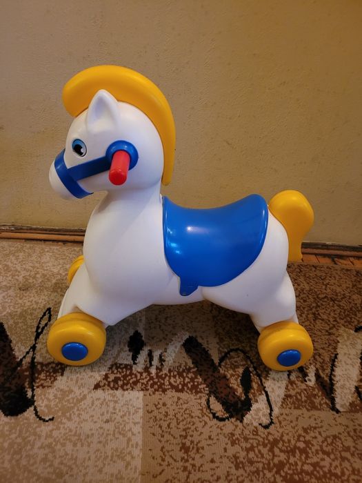 Koń do odpychania na kółkach