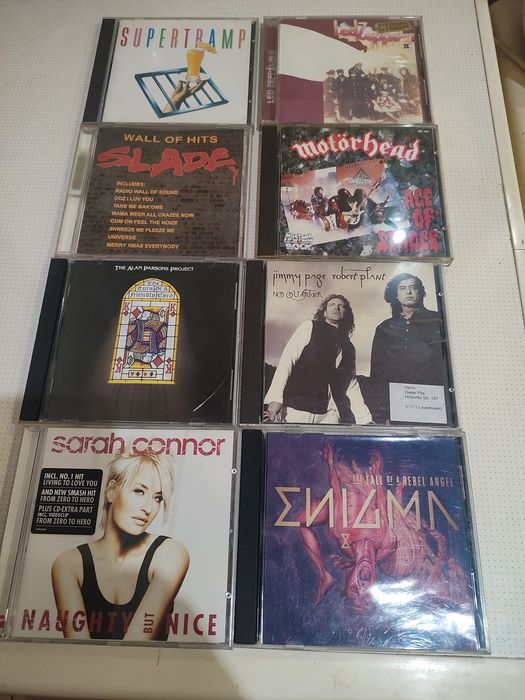 CD диски разных исполнителей.