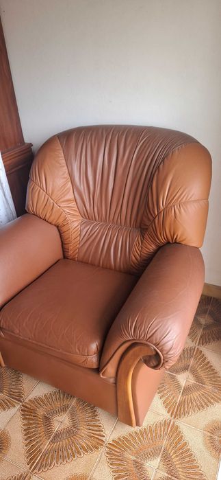 Sofá cama e poltronas em pele