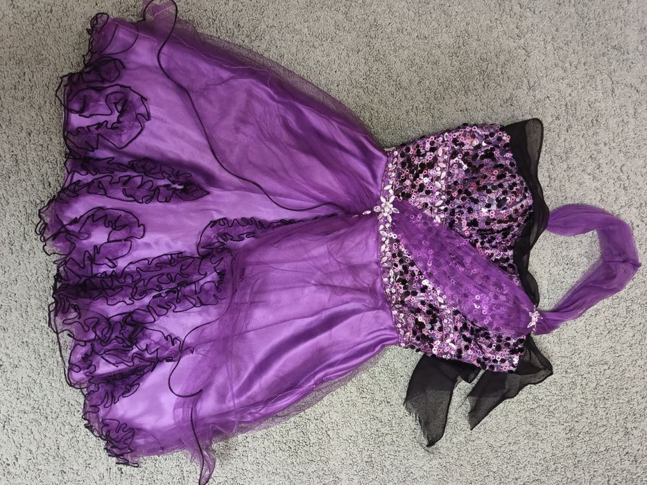 Отдам бесплатно платья для выступлений.