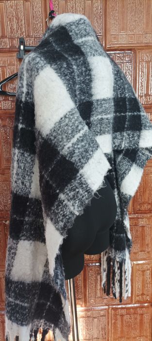Czarno-biały szal chusta ciepła elegancka Bershka